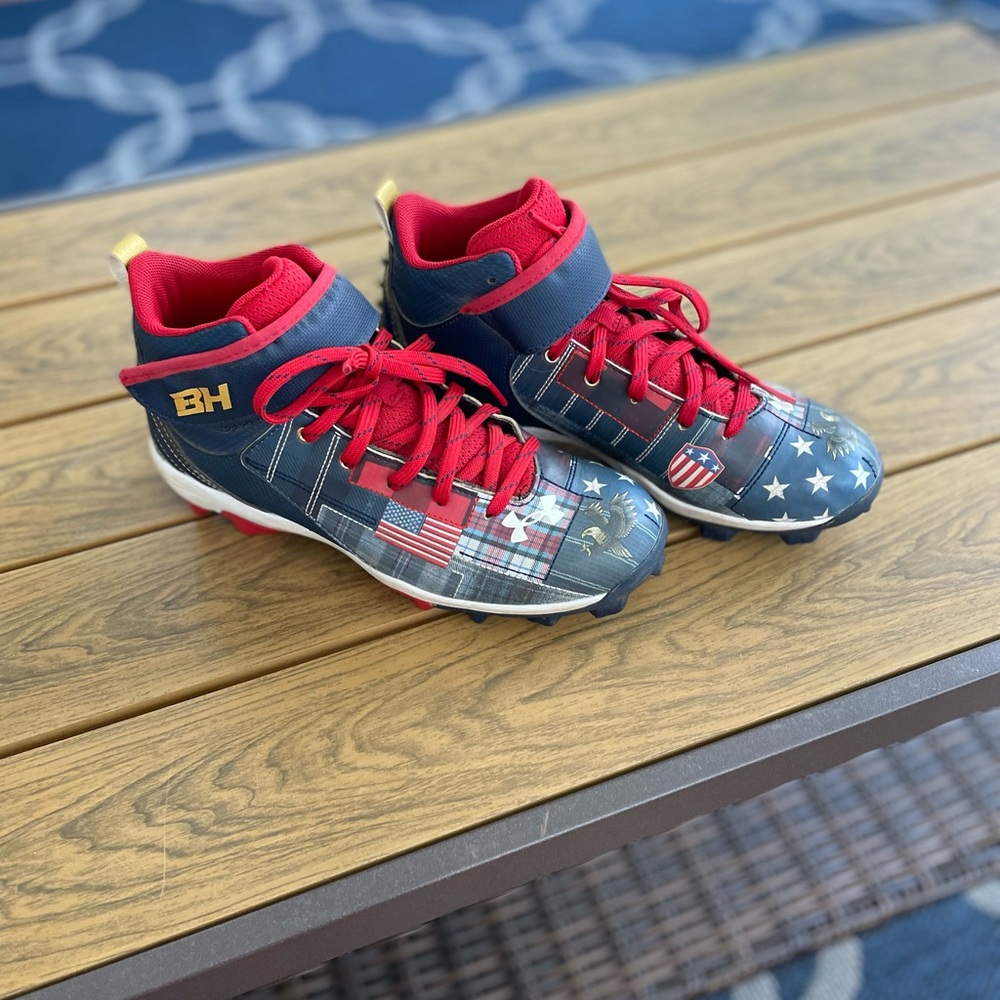 Boys baseball cleats size 4.5.